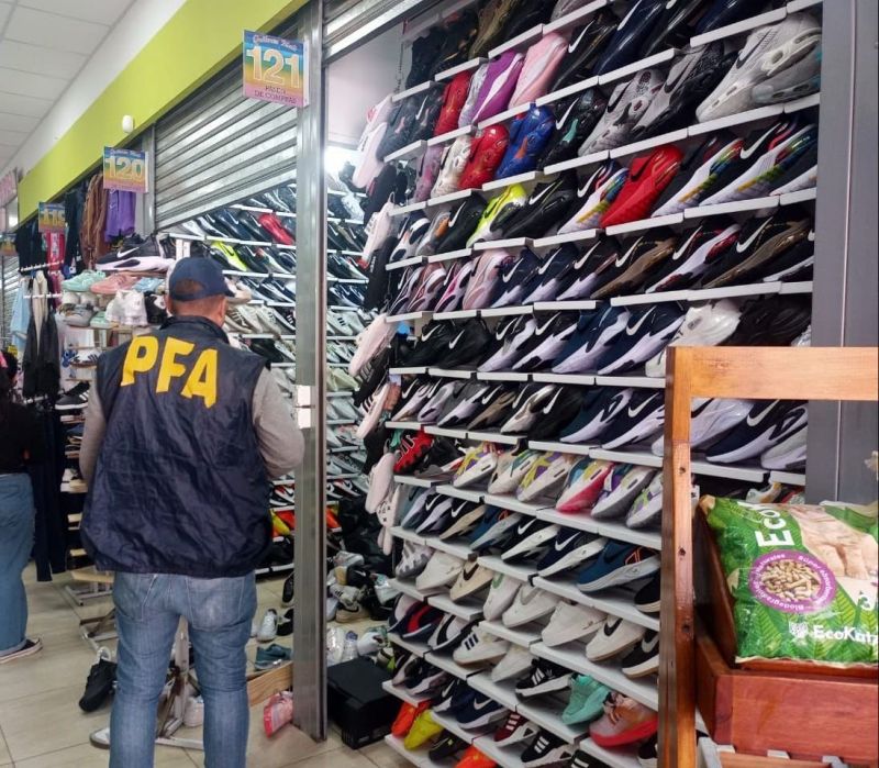 Allanaron Quilmes Mall por venta  de ropa y zapatillas falsificadas